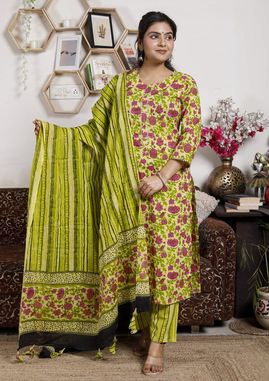 Paroot Green & Pink Coloured Pure Cotton with Print & Taussal Work Women Designer Party wear Kurti with Salwar & Dupatta!!