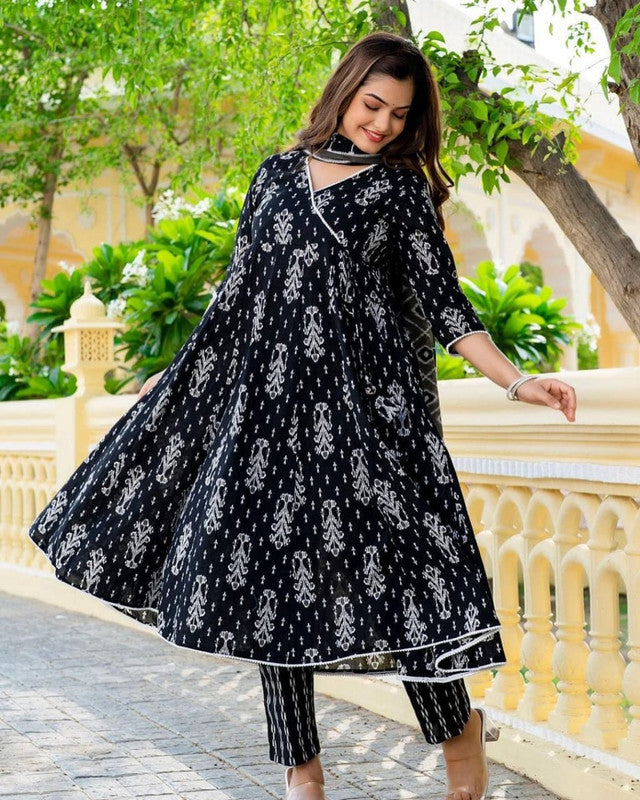 Black & Off White Coloured Premium Rayon V Neck 3/4 Sleeves Women Designer Party wear Kurti with Pant & Dupatta!!