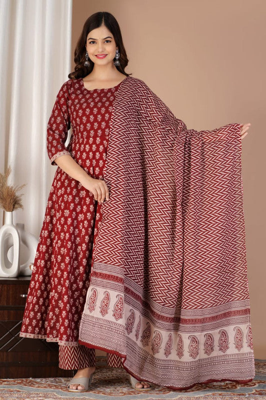 Maroon & Off White Coloured Premium Rayon Round Neck 3/4 Sleeves Women Designer Party wear Kurti with Pant & Dupatta!!