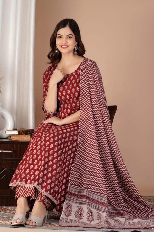 Maroon & Off White Coloured Premium Rayon Round Neck 3/4 Sleeves Women Designer Party wear Kurti with Pant & Dupatta!!