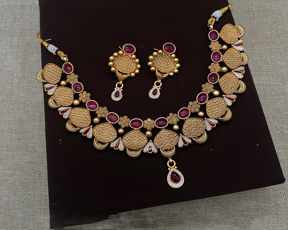 Maroon coloured Exclusive Rajwadi jewellery Necklace set with Earrings and matha patti!!