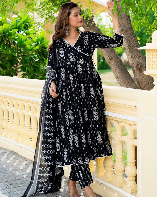 Black & Off White Coloured Premium Rayon V Neck 3/4 Sleeves Women Designer Party wear Kurti with Pant & Dupatta!!