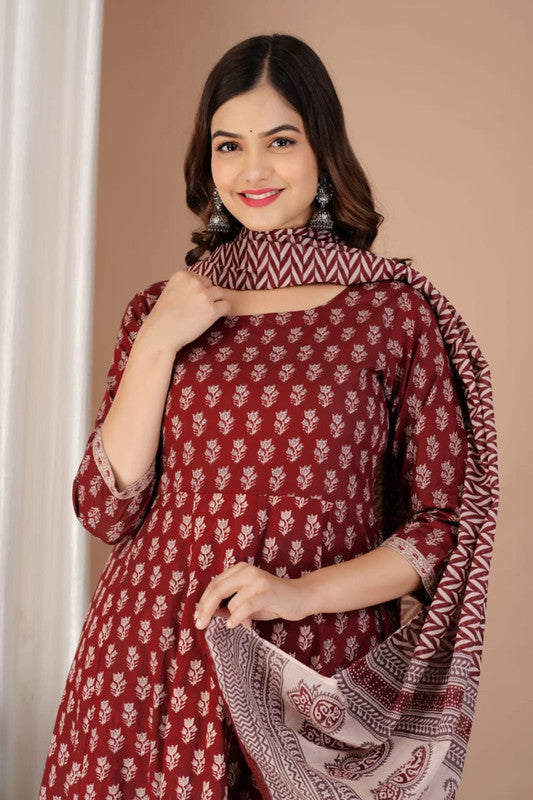 Maroon & Off White Coloured Premium Rayon Round Neck 3/4 Sleeves Women Designer Party wear Kurti with Pant & Dupatta!!