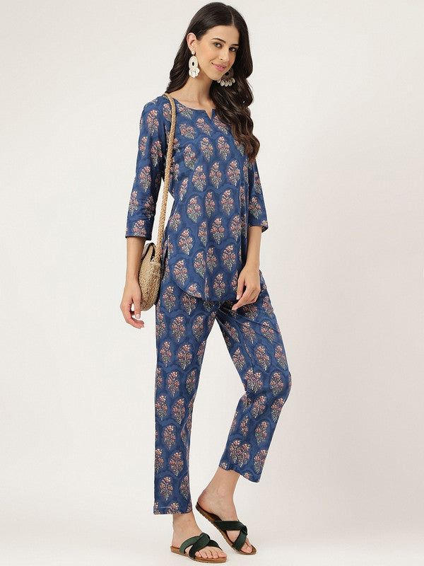 Blue & White Coloured Pure Cotton Floral Printed Round Neck 3/4 Sleeves Woman Designer Stylish Top & Trousers Night suit!!